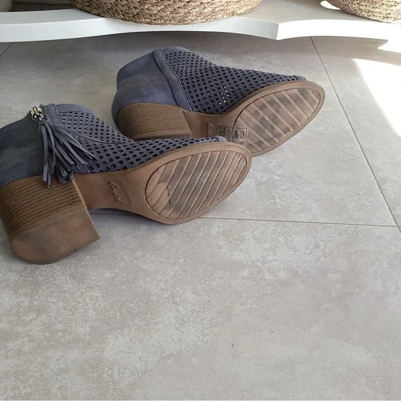 Qupid Core 18 peep toe tassel booties EUC - Picture 4 of 6